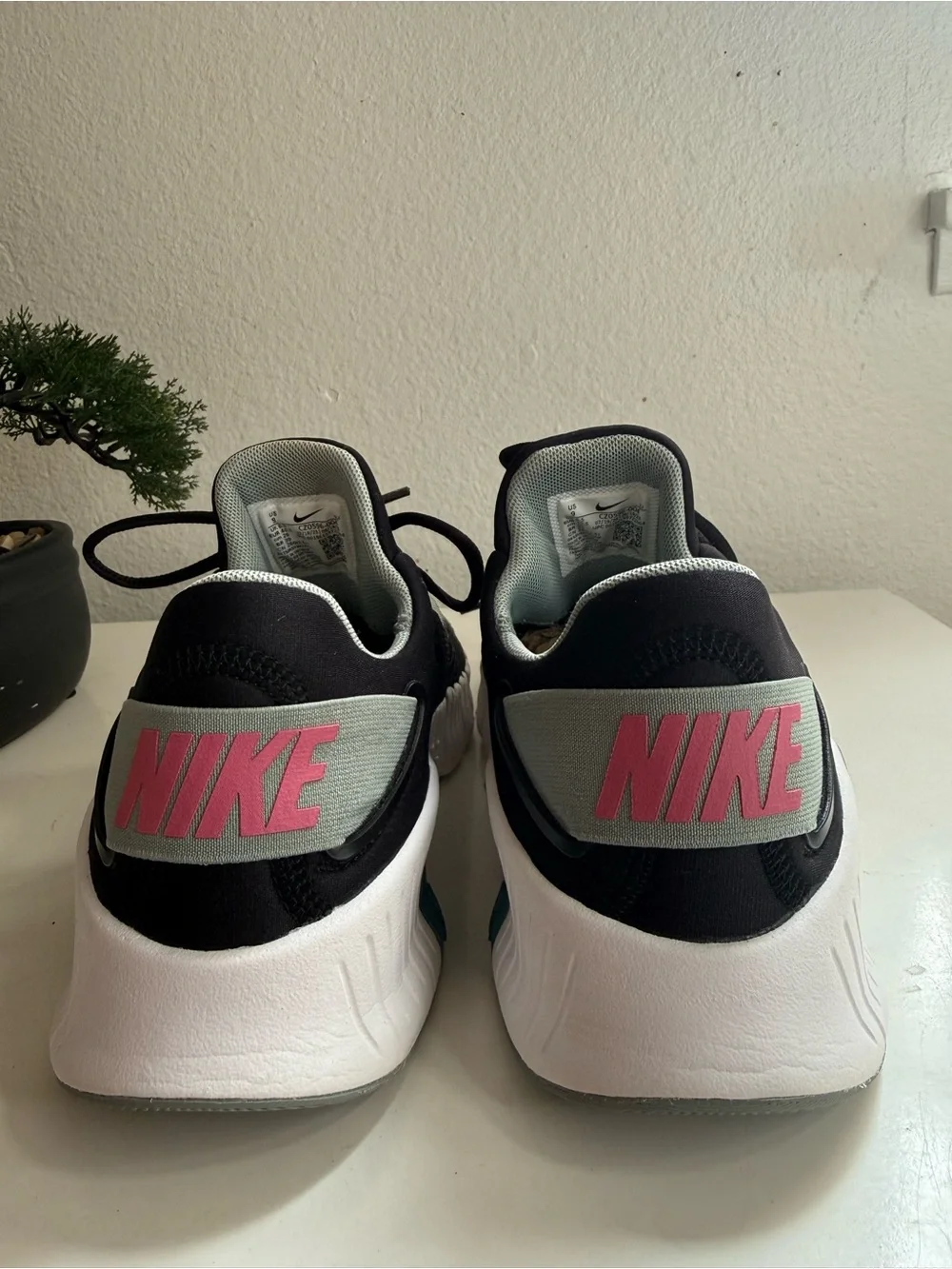 Nike free metcon 4 women size 9 Black Athletic Sneakers with Teal & Pink Accents